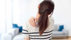 肩こりに悩む女性