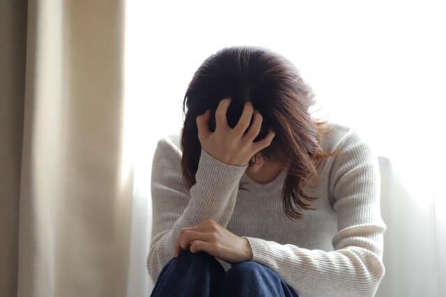 頭痛に悩む女性