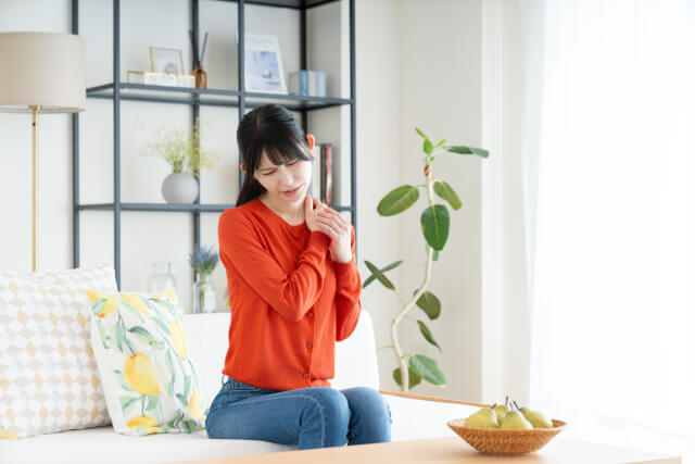 肩こりに悩む女性