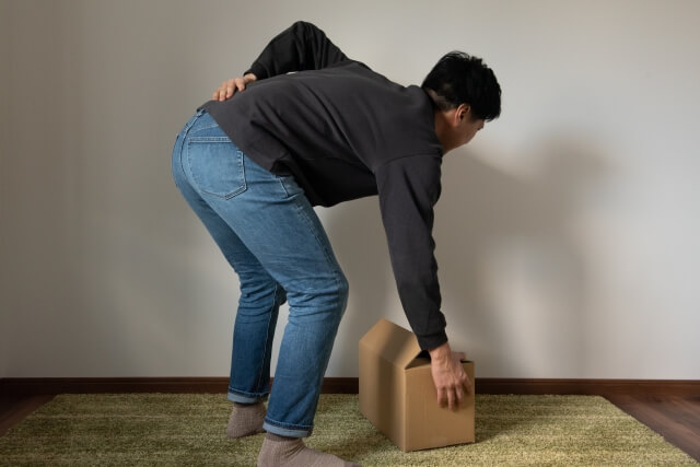 ぎっくり腰の男性